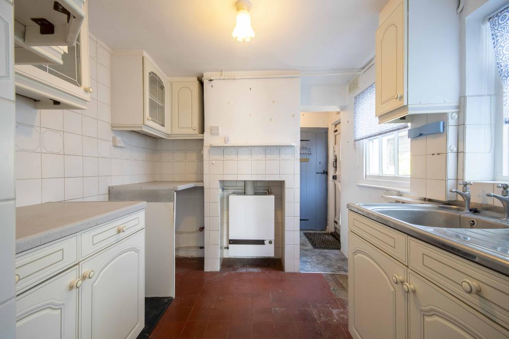 Lot: 164 - MID-TERRACE HOUSE FOR REPAIR - Kitchen